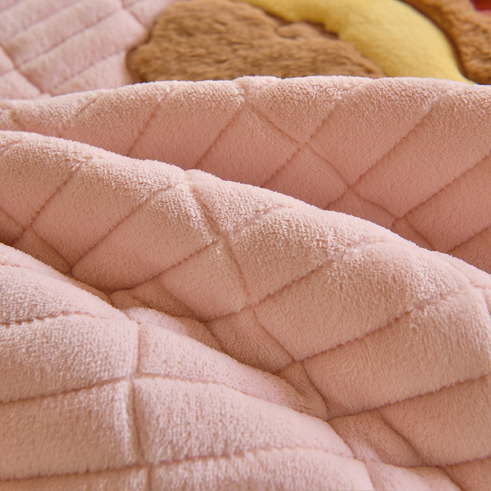 91家纺网 家纺一手货源 找家纺 悠米悠家 2025新款学生款兔毛绒刺绣夹棉上下铺床褥 小熊-粉色