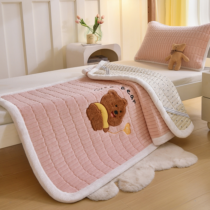 91家纺网 家纺一手货源 找家纺 悠米悠家 2025新款学生款兔毛绒刺绣夹棉上下铺床褥 小熊-粉色