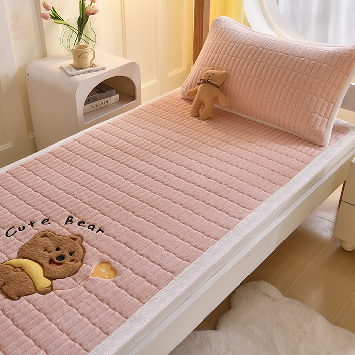 91家纺网 家纺一手货源 找家纺 悠米悠家 2025新款学生款兔毛绒刺绣夹棉上下铺床褥 小熊-粉色