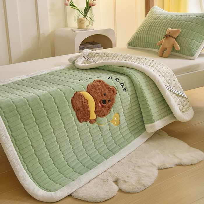 91家纺网 家纺一手货源 找家纺 悠米悠家 2025新款学生款兔毛绒刺绣夹棉上下铺床褥 小熊-绿色