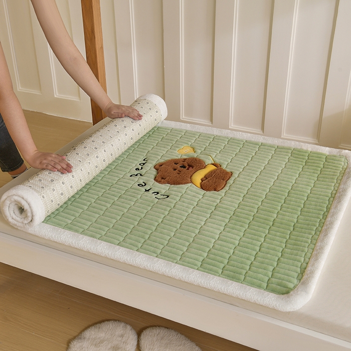 91家纺网 家纺一手货源 找家纺 悠米悠家 2025新款学生款兔毛绒刺绣夹棉上下铺床褥 小熊-绿色