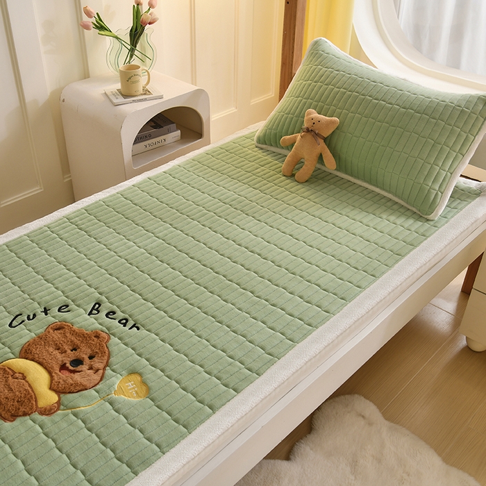 91家纺网 家纺一手货源 找家纺 悠米悠家 2025新款学生款兔毛绒刺绣夹棉上下铺床褥 小熊-绿色