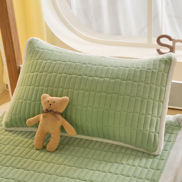 91家纺网 家纺一手货源 找家纺 悠米悠家 2025新款学生款兔毛绒刺绣夹棉上下铺床褥 小熊-绿色