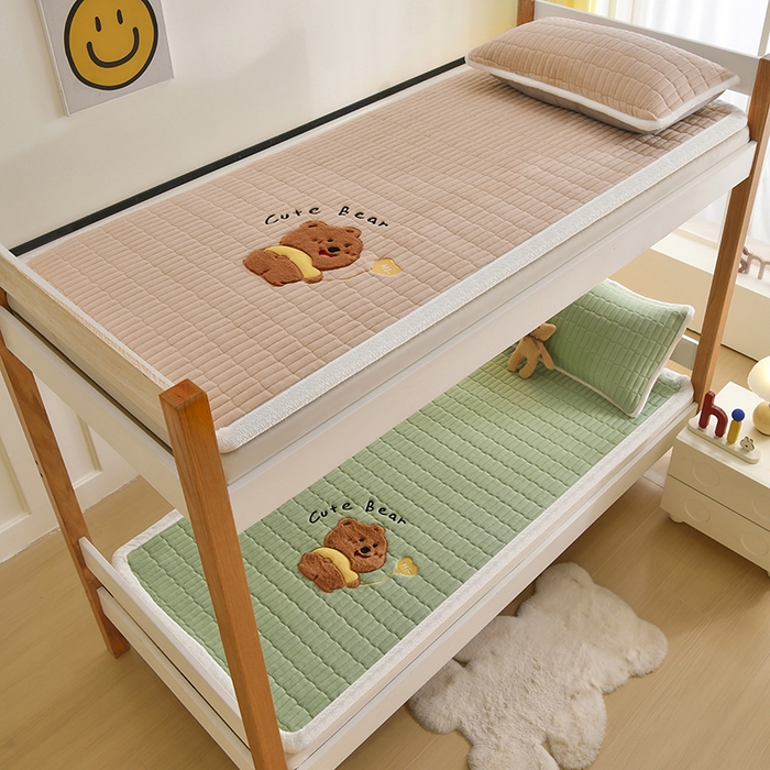 91家纺网 家纺一手货源 找家纺 悠米悠家 2025新款学生款兔毛绒刺绣夹棉上下铺床褥 小熊-绿色