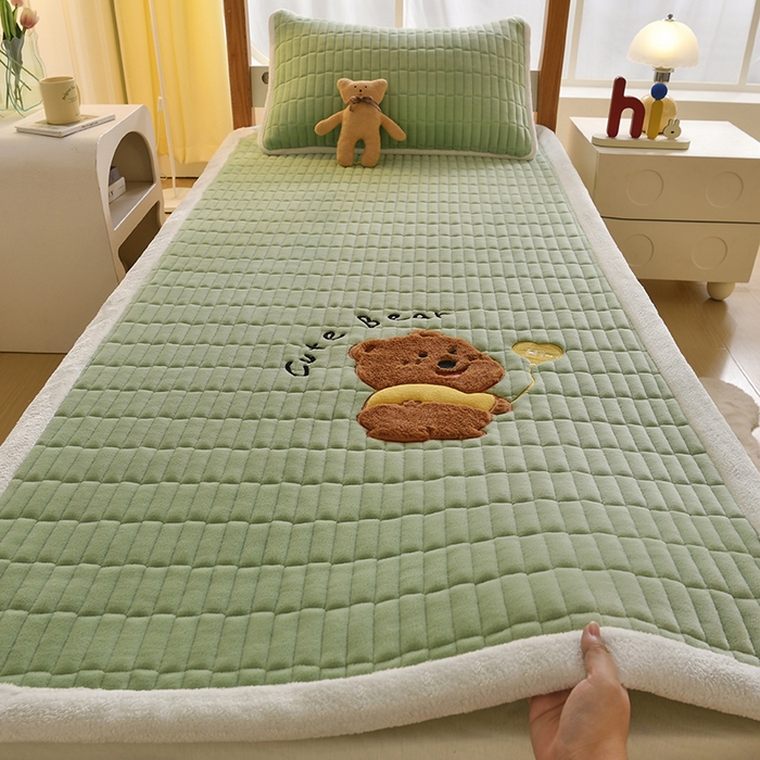 91家纺网 家纺一手货源 找家纺 悠米悠家 2025新款学生款兔毛绒刺绣夹棉上下铺床褥 小熊-绿色