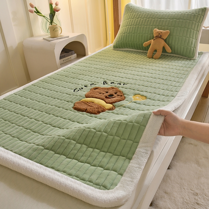 91家纺网 家纺一手货源 找家纺 悠米悠家 2025新款学生款兔毛绒刺绣夹棉上下铺床褥 小熊-绿色