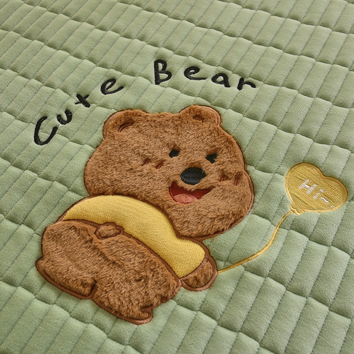 91家纺网 家纺一手货源 找家纺 悠米悠家 2025新款学生款兔毛绒刺绣夹棉上下铺床褥 小熊-绿色