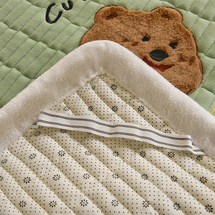 91家纺网 家纺一手货源 找家纺 悠米悠家 2025新款学生款兔毛绒刺绣夹棉上下铺床褥 小熊-绿色