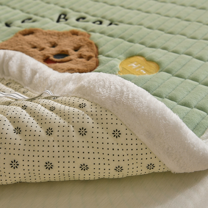 91家纺网 家纺一手货源 找家纺 悠米悠家 2025新款学生款兔毛绒刺绣夹棉上下铺床褥 小熊-绿色