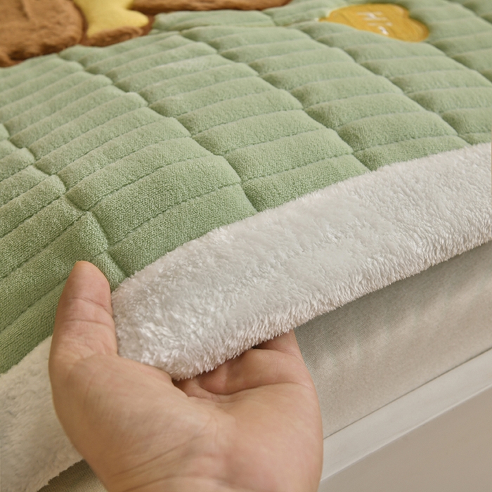 91家纺网 家纺一手货源 找家纺 悠米悠家 2025新款学生款兔毛绒刺绣夹棉上下铺床褥 小熊-绿色