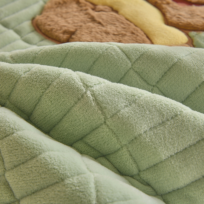 91家纺网 家纺一手货源 找家纺 悠米悠家 2025新款学生款兔毛绒刺绣夹棉上下铺床褥 小熊-绿色