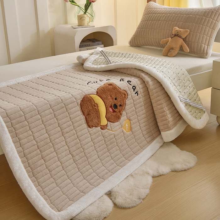 91家纺网 家纺一手货源 找家纺 悠米悠家 2025新款学生款兔毛绒刺绣夹棉上下铺床褥 小熊-卡其色