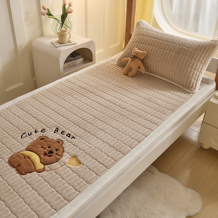 91家纺网 家纺一手货源 找家纺 悠米悠家 2025新款学生款兔毛绒刺绣夹棉上下铺床褥 小熊-卡其色