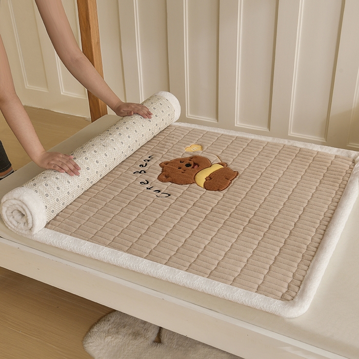 91家纺网 家纺一手货源 找家纺 悠米悠家 2025新款学生款兔毛绒刺绣夹棉上下铺床褥 小熊-卡其色