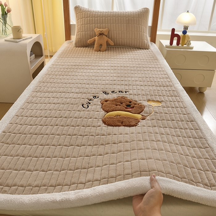 91家纺网 家纺一手货源 找家纺 悠米悠家 2025新款学生款兔毛绒刺绣夹棉上下铺床褥 小熊-卡其色