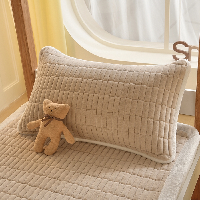 91家纺网 家纺一手货源 找家纺 悠米悠家 2025新款学生款兔毛绒刺绣夹棉上下铺床褥 小熊-卡其色