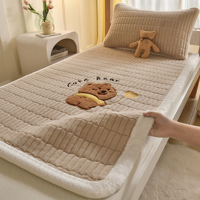 91家纺网 家纺一手货源 找家纺 悠米悠家 2025新款学生款兔毛绒刺绣夹棉上下铺床褥 小熊-卡其色