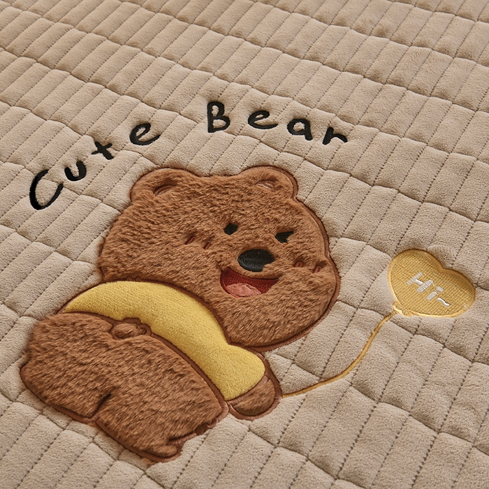 91家纺网 家纺一手货源 找家纺 悠米悠家 2025新款学生款兔毛绒刺绣夹棉上下铺床褥 小熊-卡其色