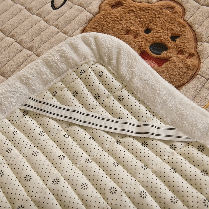 91家纺网 家纺一手货源 找家纺 悠米悠家 2025新款学生款兔毛绒刺绣夹棉上下铺床褥 小熊-卡其色