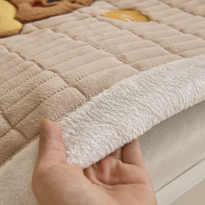 91家纺网 家纺一手货源 找家纺 悠米悠家 2025新款学生款兔毛绒刺绣夹棉上下铺床褥 小熊-卡其色