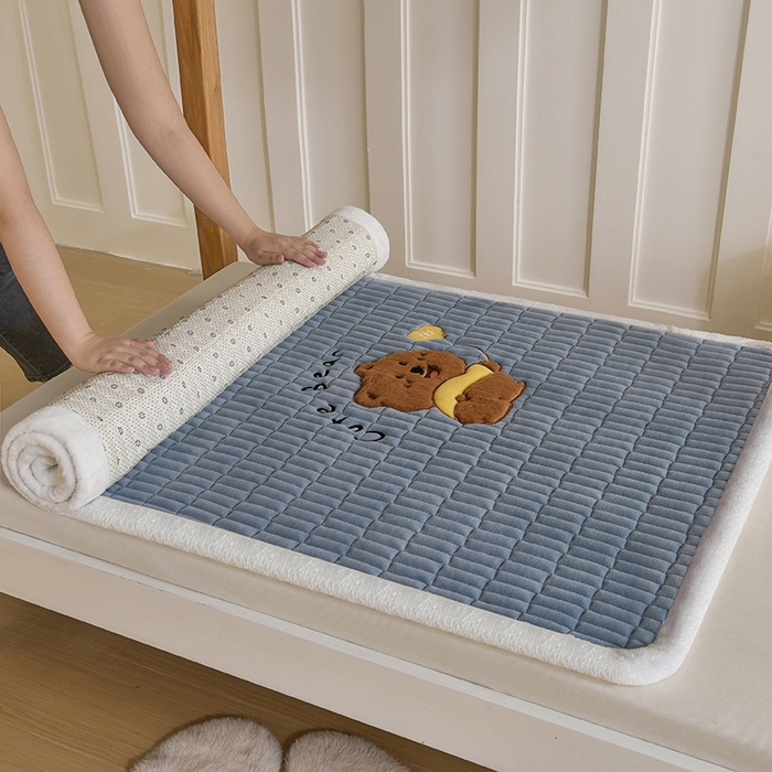 91家纺网 家纺一手货源 找家纺 悠米悠家 2025新款学生款兔毛绒刺绣夹棉上下铺床褥 小熊-蓝色