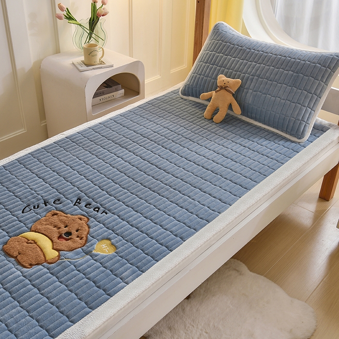 91家纺网 家纺一手货源 找家纺 悠米悠家 2025新款学生款兔毛绒刺绣夹棉上下铺床褥 小熊-蓝色