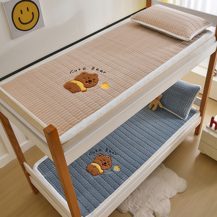 91家纺网 家纺一手货源 找家纺 悠米悠家 2025新款学生款兔毛绒刺绣夹棉上下铺床褥 小熊-蓝色