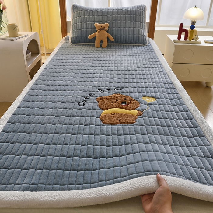 91家纺网 家纺一手货源 找家纺 悠米悠家 2025新款学生款兔毛绒刺绣夹棉上下铺床褥 小熊-蓝色