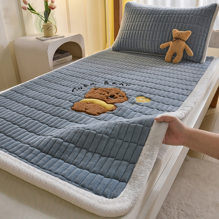 91家纺网 家纺一手货源 找家纺 悠米悠家 2025新款学生款兔毛绒刺绣夹棉上下铺床褥 小熊-蓝色