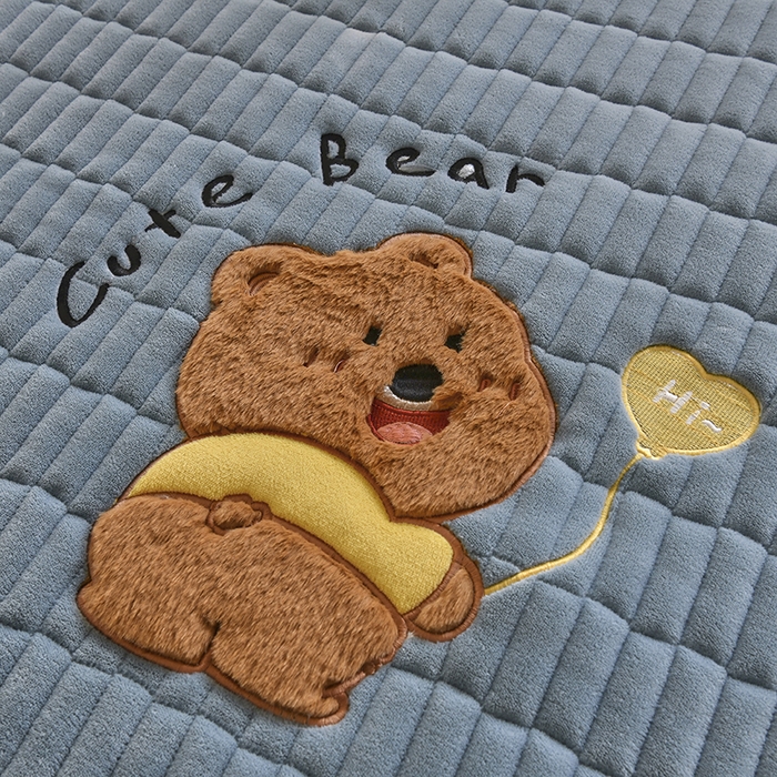 91家纺网 家纺一手货源 找家纺 悠米悠家 2025新款学生款兔毛绒刺绣夹棉上下铺床褥 小熊-蓝色