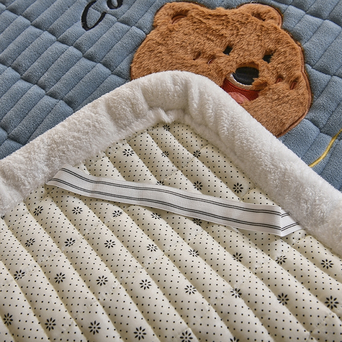 91家纺网 家纺一手货源 找家纺 悠米悠家 2025新款学生款兔毛绒刺绣夹棉上下铺床褥 小熊-蓝色