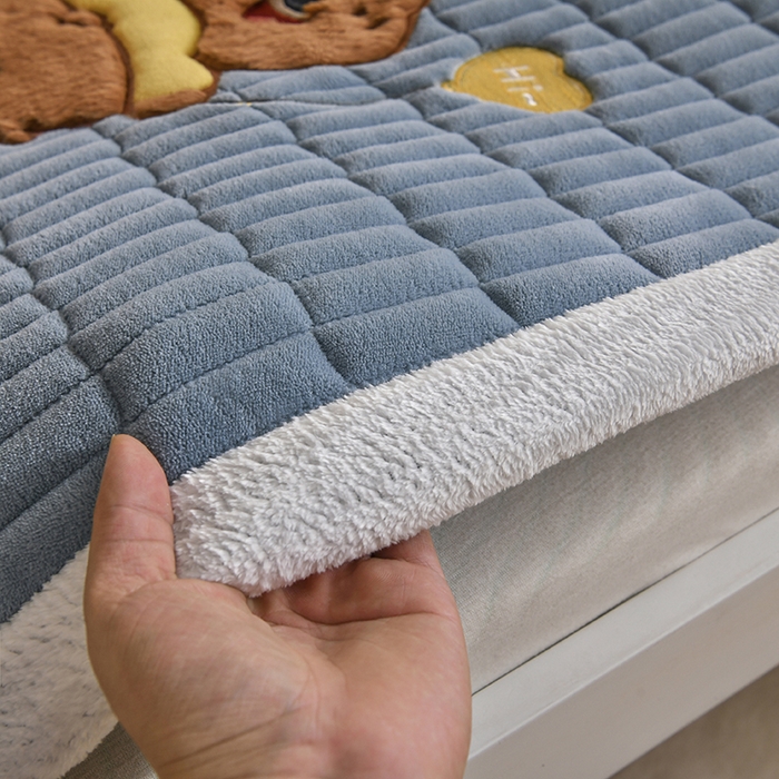 91家纺网 家纺一手货源 找家纺 悠米悠家 2025新款学生款兔毛绒刺绣夹棉上下铺床褥 小熊-蓝色