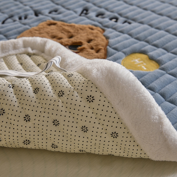 91家纺网 家纺一手货源 找家纺 悠米悠家 2025新款学生款兔毛绒刺绣夹棉上下铺床褥 小熊-蓝色