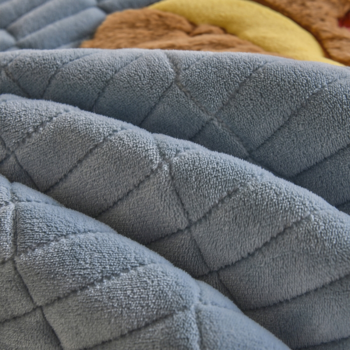 91家纺网 家纺一手货源 找家纺 悠米悠家 2025新款学生款兔毛绒刺绣夹棉上下铺床褥 小熊-蓝色