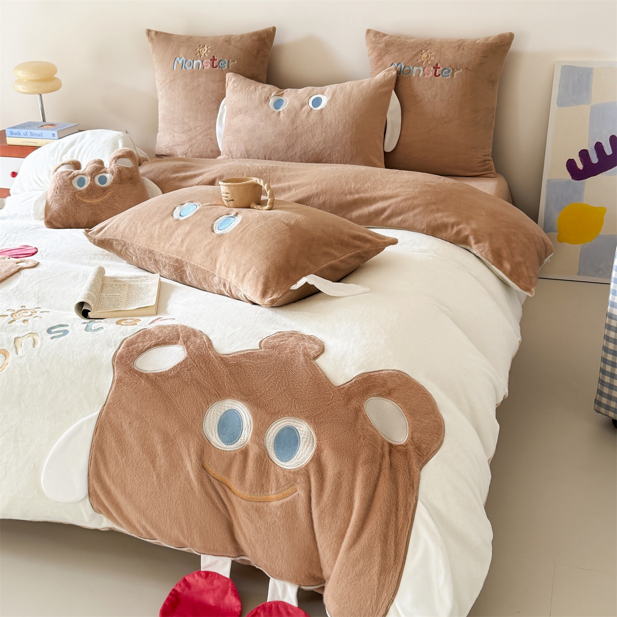 91家纺网 家纺一手货源 找家纺 （总）曼布缇 2025冬季新品MBT工艺款加厚230g高克重牛奶绒绣花四件套-怪可爱 会员减20元【控价：券后298/328起】