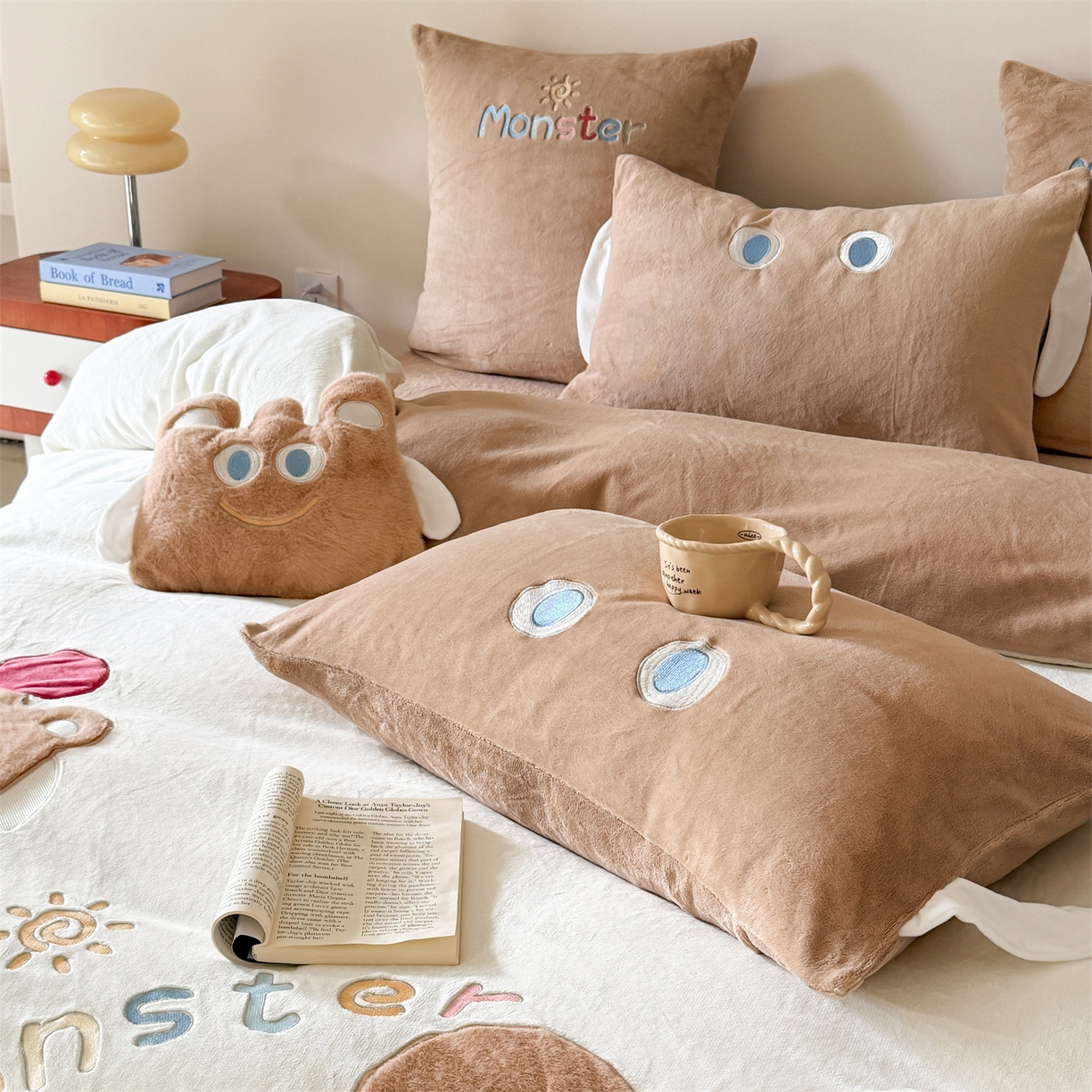 91家纺网 家纺一手货源 找家纺 （总）曼布缇 2025冬季新品MBT工艺款加厚230g高克重牛奶绒绣花四件套-怪可爱 会员减20元【控价：券后298/328起】