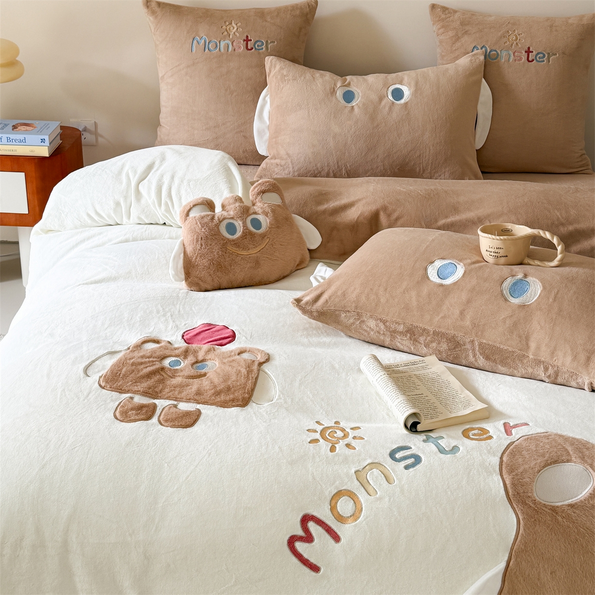 91家纺网 家纺一手货源 找家纺 （总）曼布缇 2025冬季新品MBT工艺款加厚230g高克重牛奶绒绣花四件套-怪可爱 会员减20元【控价：券后298/328起】