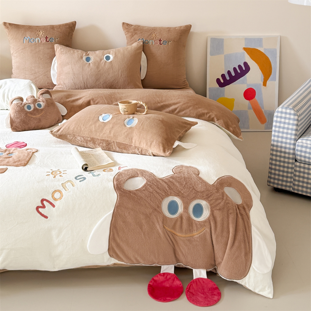 91家纺网 家纺一手货源 找家纺 （总）曼布缇 2025冬季新品MBT工艺款加厚230g高克重牛奶绒绣花四件套-怪可爱 会员减20元【控价：券后298/328起】