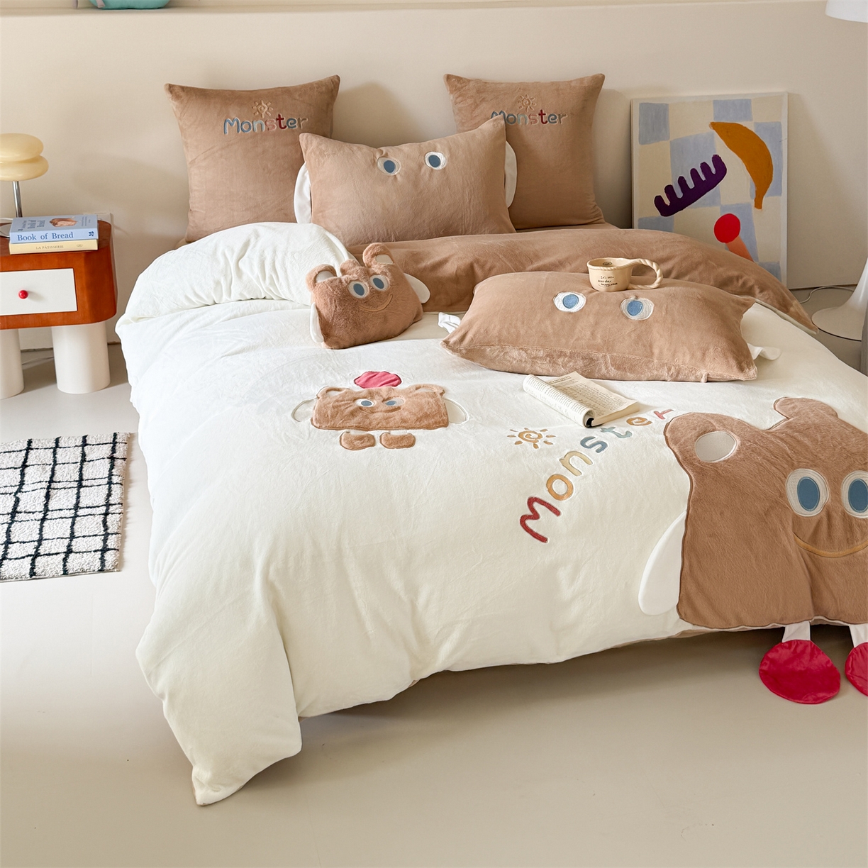 91家纺网 家纺一手货源 找家纺 （总）曼布缇 2025冬季新品MBT工艺款加厚230g高克重牛奶绒绣花四件套-怪可爱 会员减20元【控价：券后298/328起】