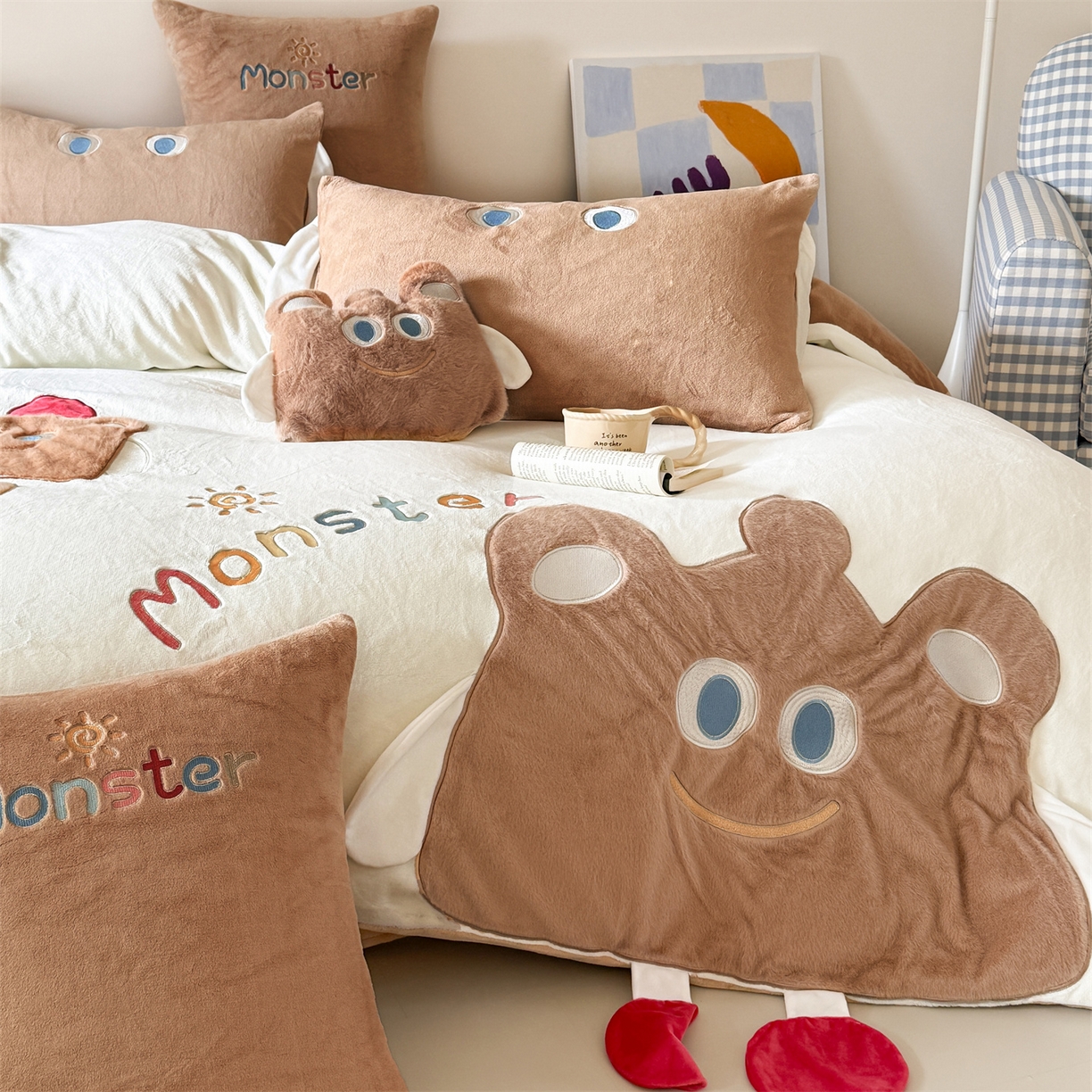 91家纺网 家纺一手货源 找家纺 （总）曼布缇 2025冬季新品MBT工艺款加厚230g高克重牛奶绒绣花四件套-怪可爱 会员减20元【控价：券后298/328起】