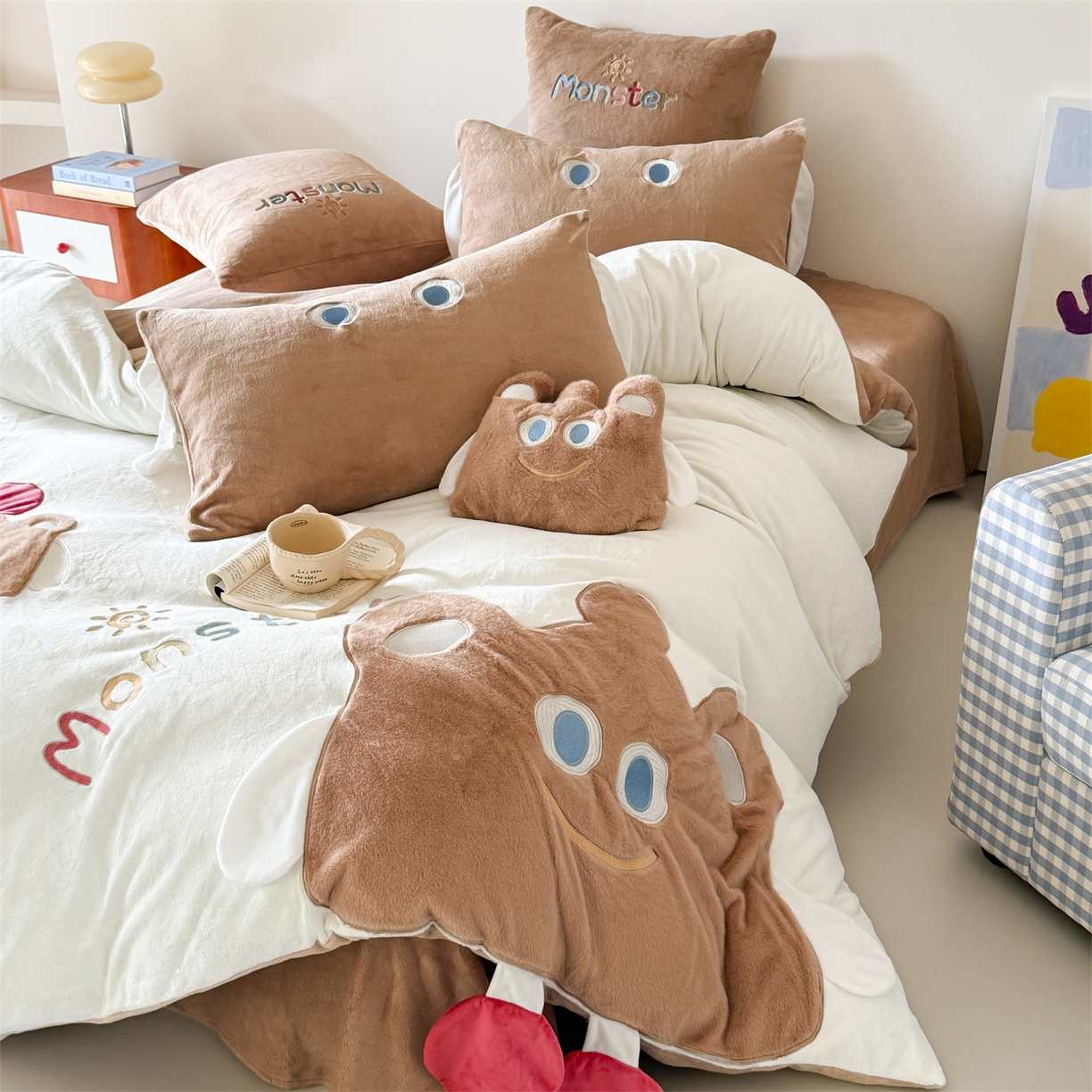 91家纺网 家纺一手货源 找家纺 （总）曼布缇 2025冬季新品MBT工艺款加厚230g高克重牛奶绒绣花四件套-怪可爱 会员减20元【控价：券后298/328起】