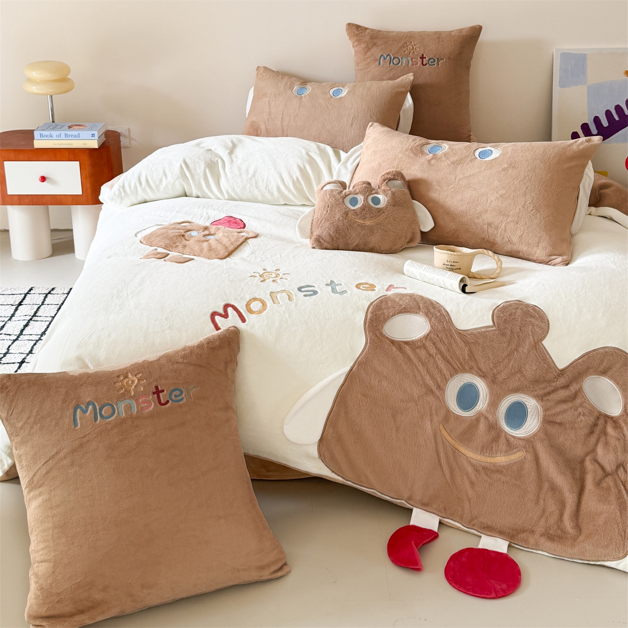 91家纺网 家纺一手货源 找家纺 （总）曼布缇 2025冬季新品MBT工艺款加厚230g高克重牛奶绒绣花四件套-怪可爱 会员减20元【控价：券后298/328起】