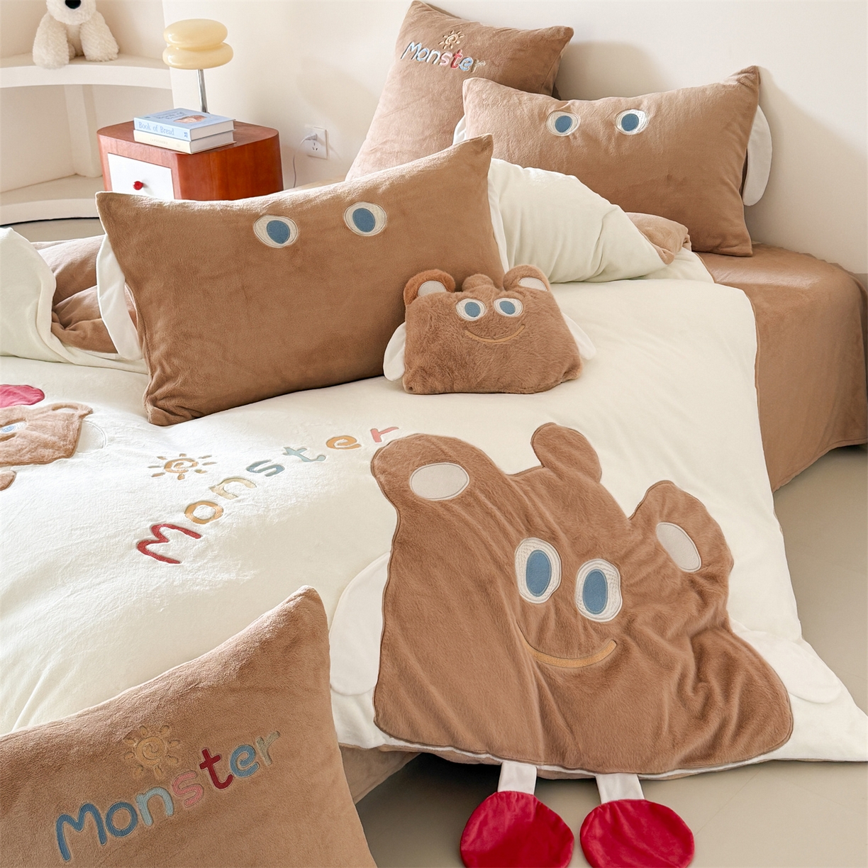 91家纺网 家纺一手货源 找家纺 （总）曼布缇 2025冬季新品MBT工艺款加厚230g高克重牛奶绒绣花四件套-怪可爱 会员减20元【控价：券后298/328起】