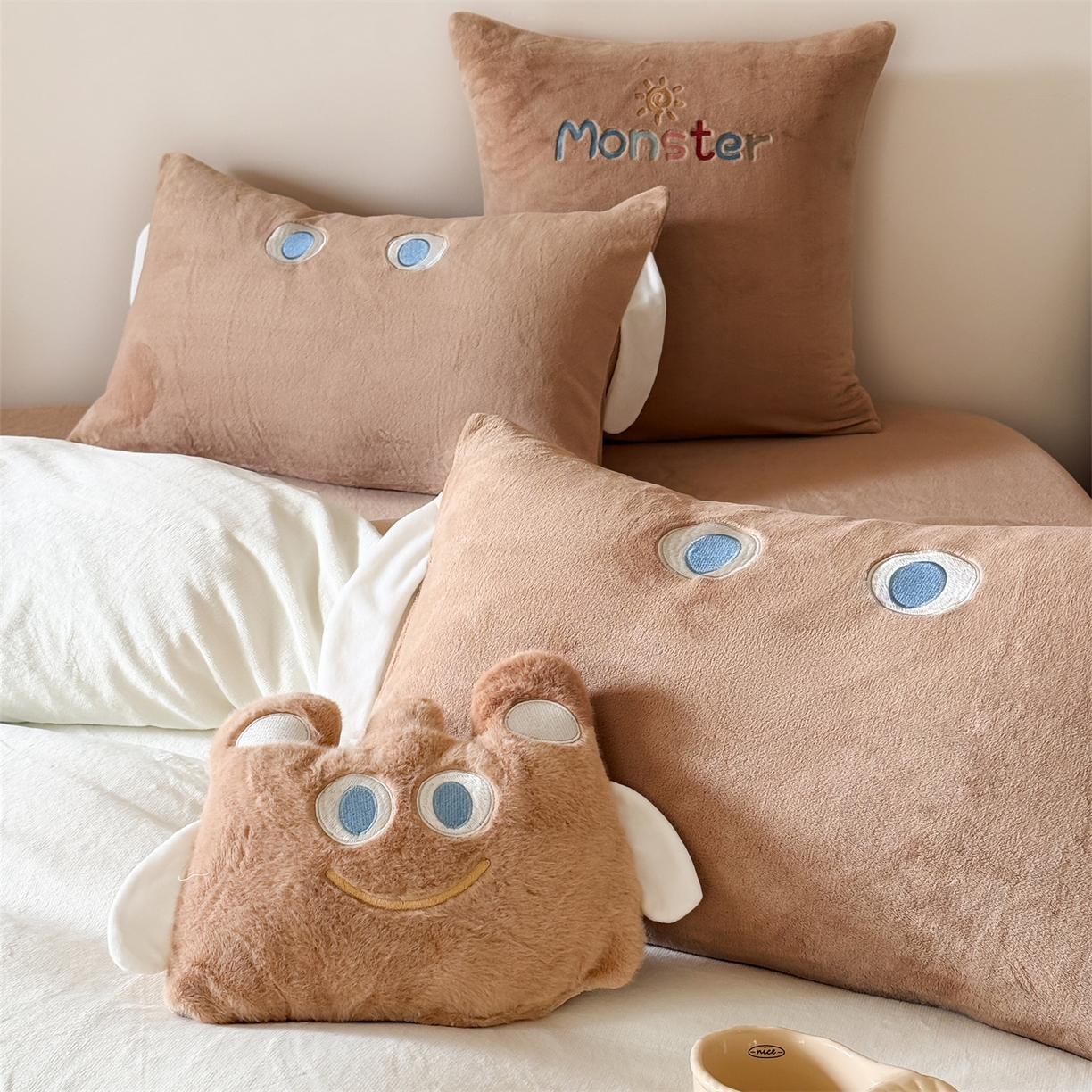 91家纺网 家纺一手货源 找家纺 （总）曼布缇 2025冬季新品MBT工艺款加厚230g高克重牛奶绒绣花四件套-怪可爱 会员减20元【控价：券后298/328起】