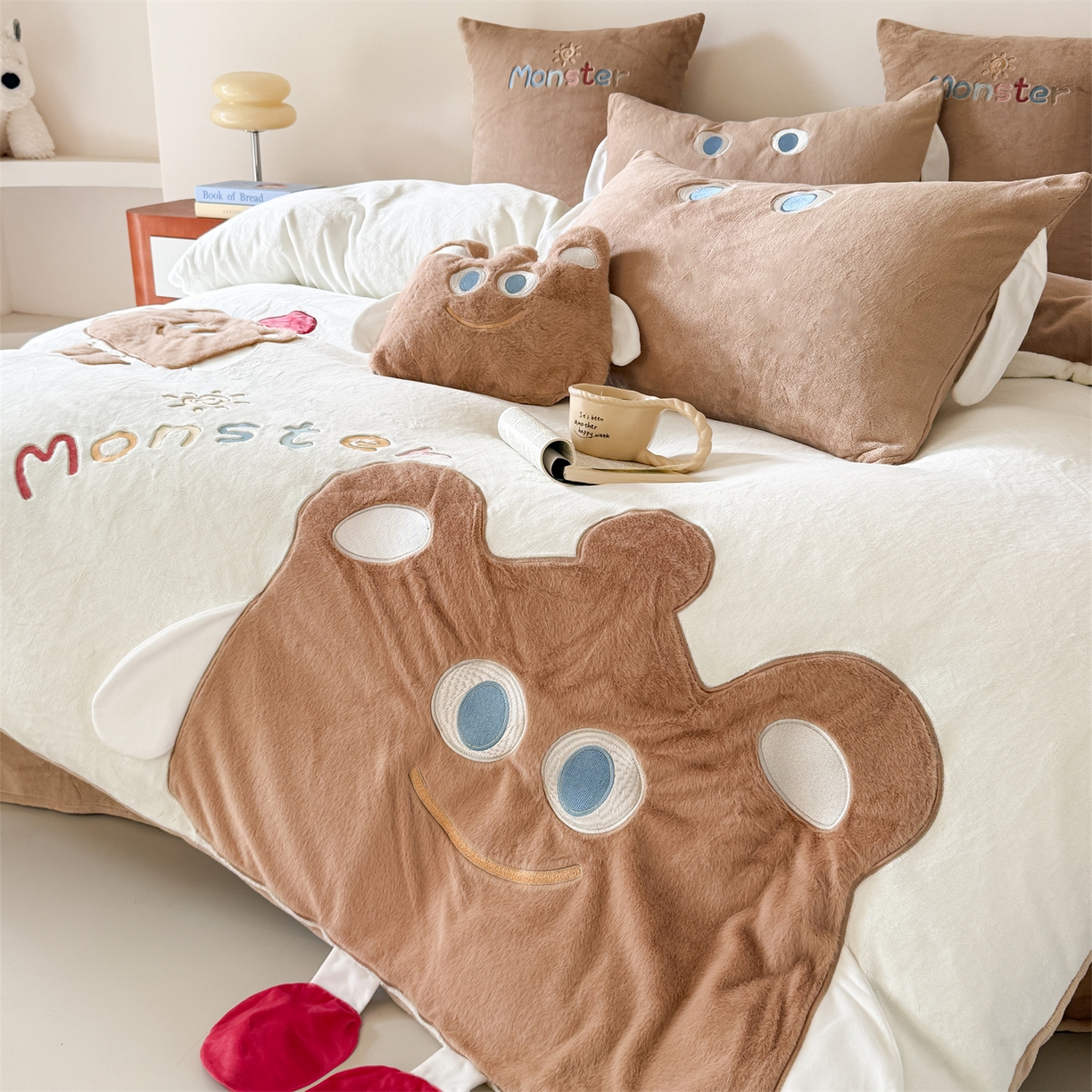 91家纺网 家纺一手货源 找家纺 （总）曼布缇 2025冬季新品MBT工艺款加厚230g高克重牛奶绒绣花四件套-怪可爱 会员减20元【控价：券后298/328起】