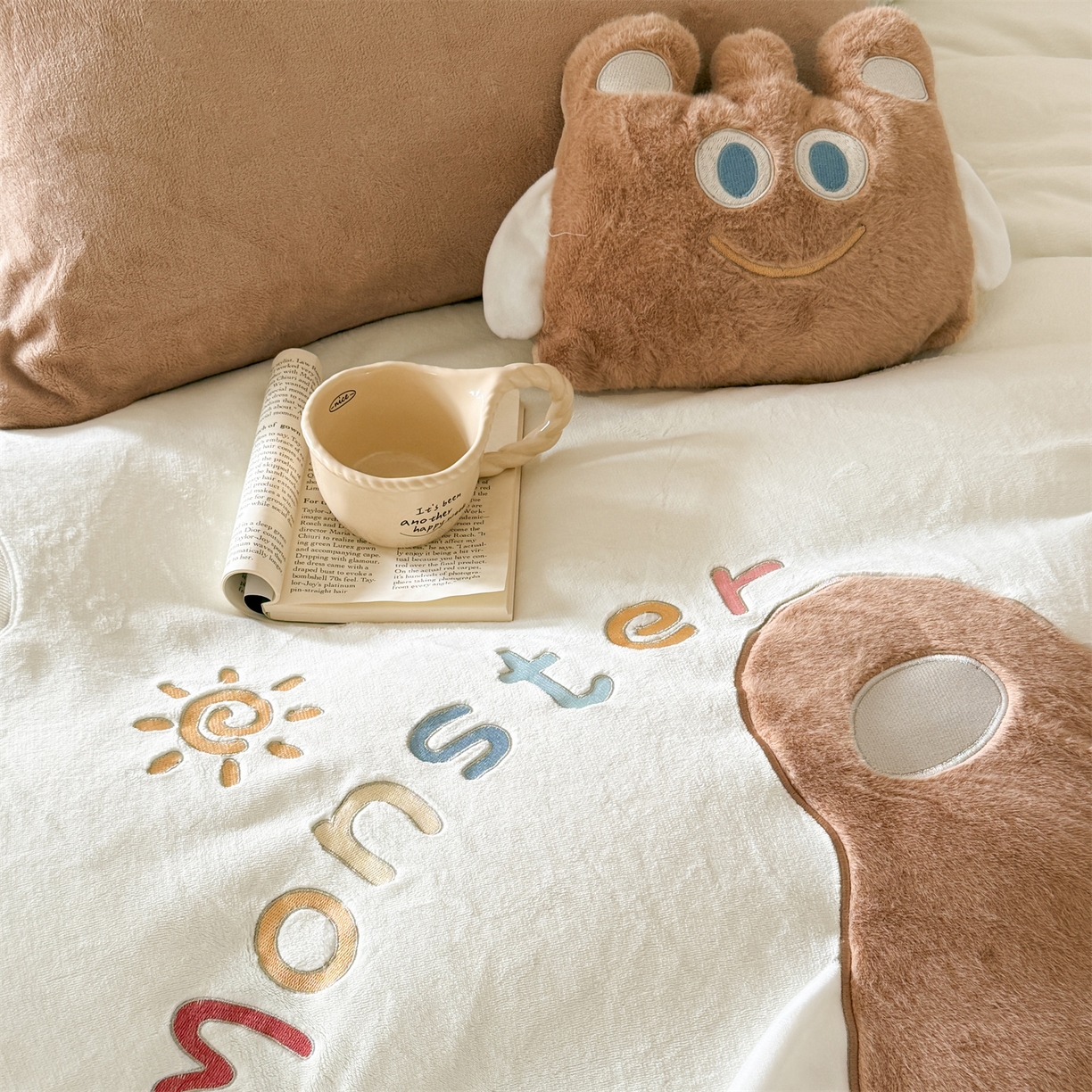 91家纺网 家纺一手货源 找家纺 （总）曼布缇 2025冬季新品MBT工艺款加厚230g高克重牛奶绒绣花四件套-怪可爱 会员减20元【控价：券后298/328起】