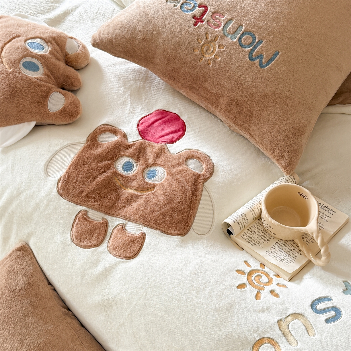 91家纺网 家纺一手货源 找家纺 （总）曼布缇 2025冬季新品MBT工艺款加厚230g高克重牛奶绒绣花四件套-怪可爱 会员减20元【控价：券后298/328起】