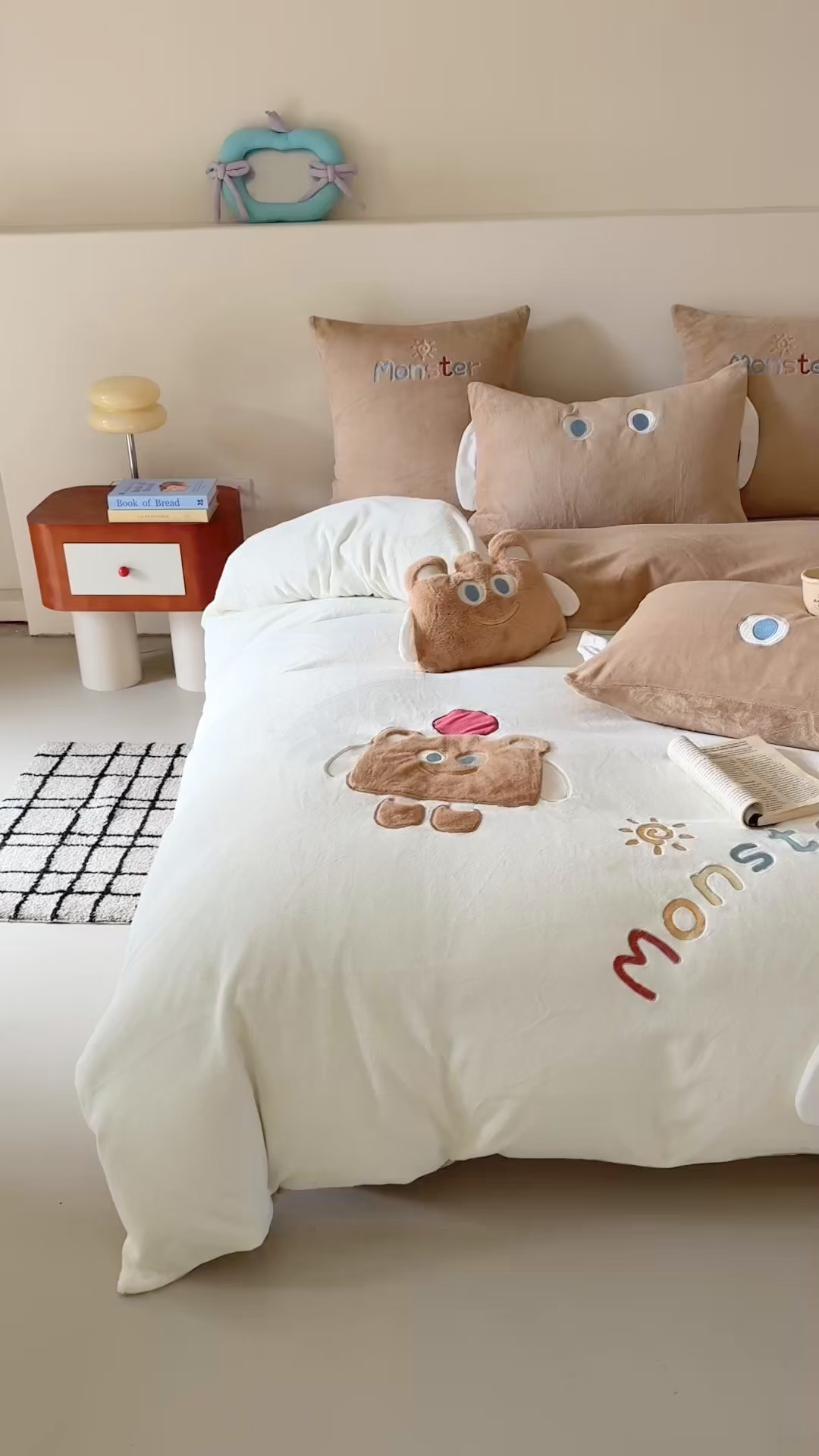 91家纺网 家纺一手货源 找家纺 （总）曼布缇 2025冬季新品MBT工艺款加厚230g高克重牛奶绒绣花四件套-怪可爱 会员减20元【控价：券后298/328起】