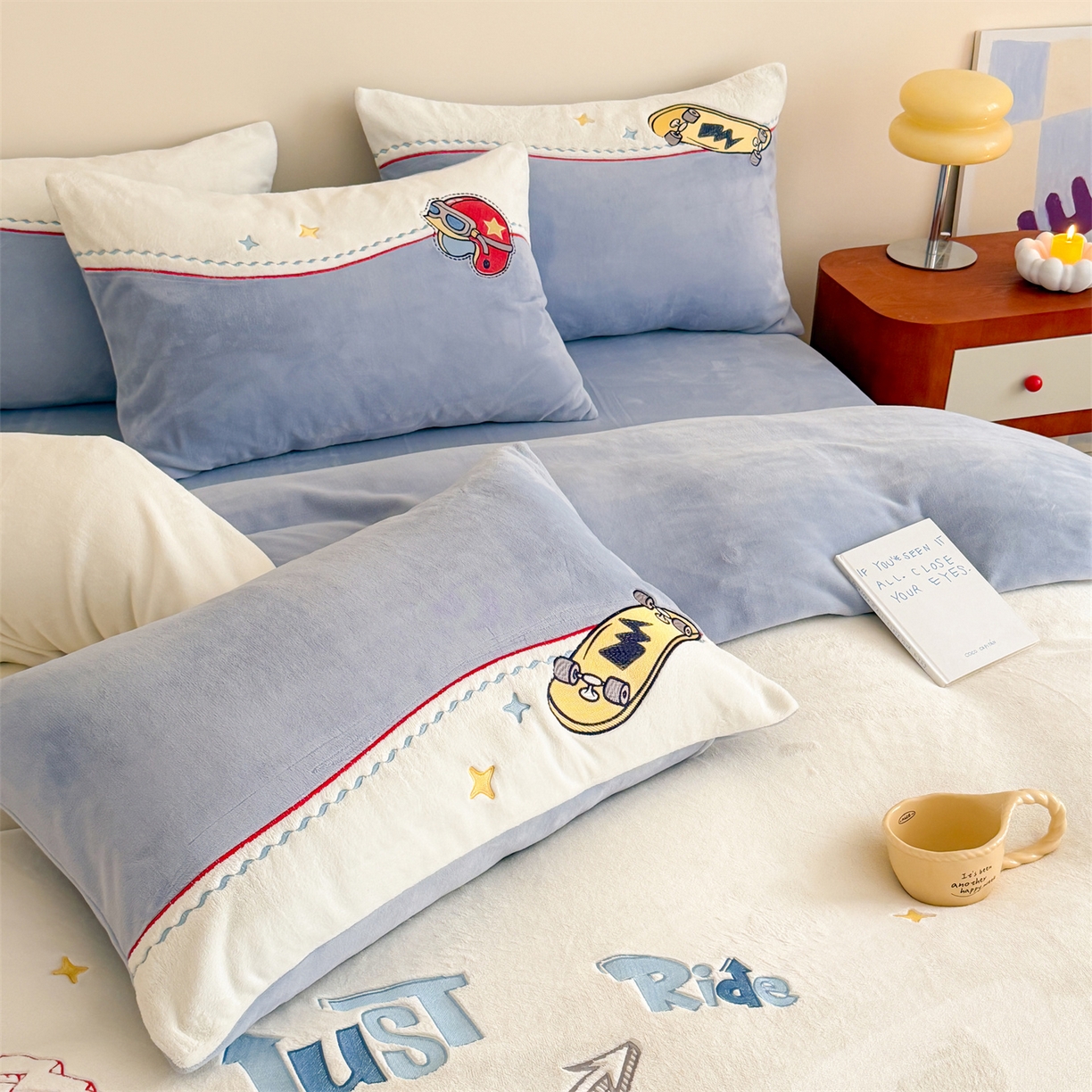 91家纺网 家纺一手货源 找家纺 （总）2025冬季新品MBT工艺款加厚230g高克重牛奶绒绣花四件套-滑板金刚 会员减20元【控价：券后298/328起】