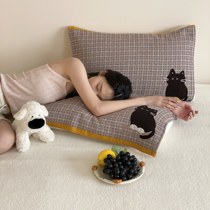 91家纺网 家纺一手货源 找家纺 麻依 2025新款治愈风全棉纯棉四层纱布枕巾 可可小猫